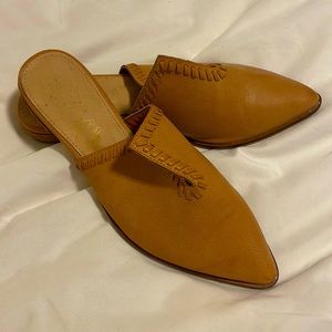 Me.Im Tan leather/Pointed Flats/ Woven Detail/8.5